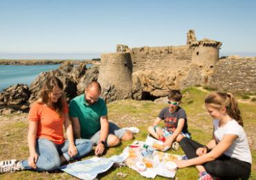 Pique-nique en famille au Vieux Château de l'île d'Yeu