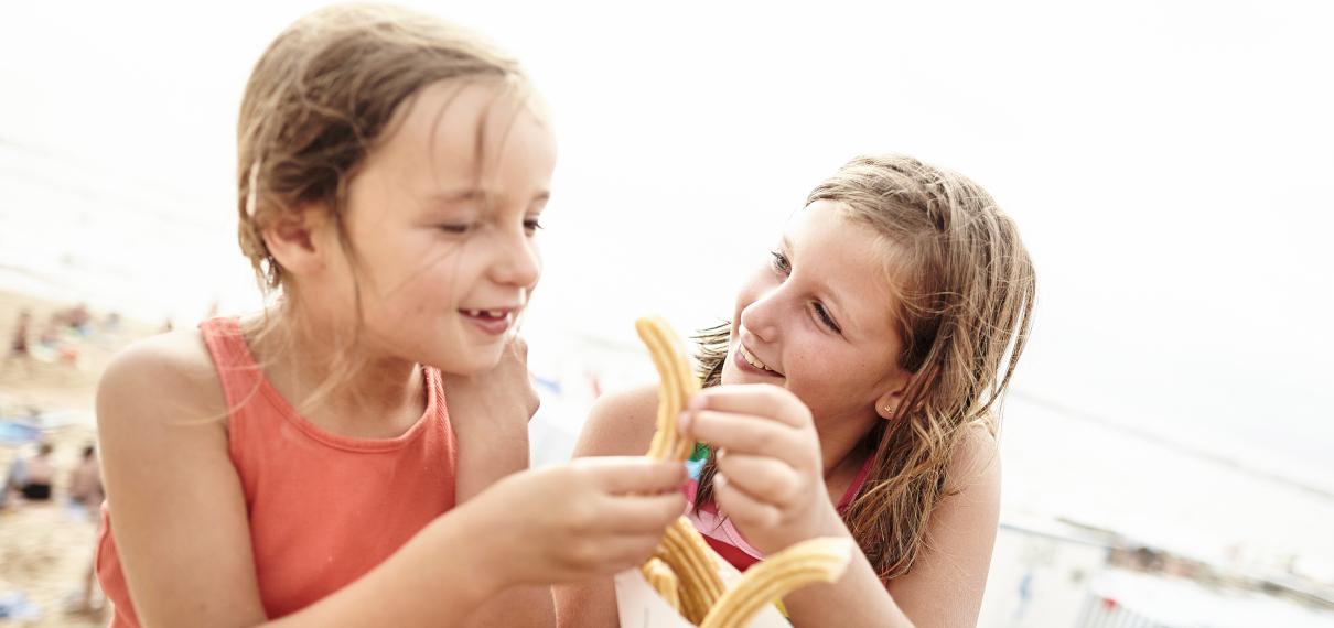 Enfants qui mangent des churros