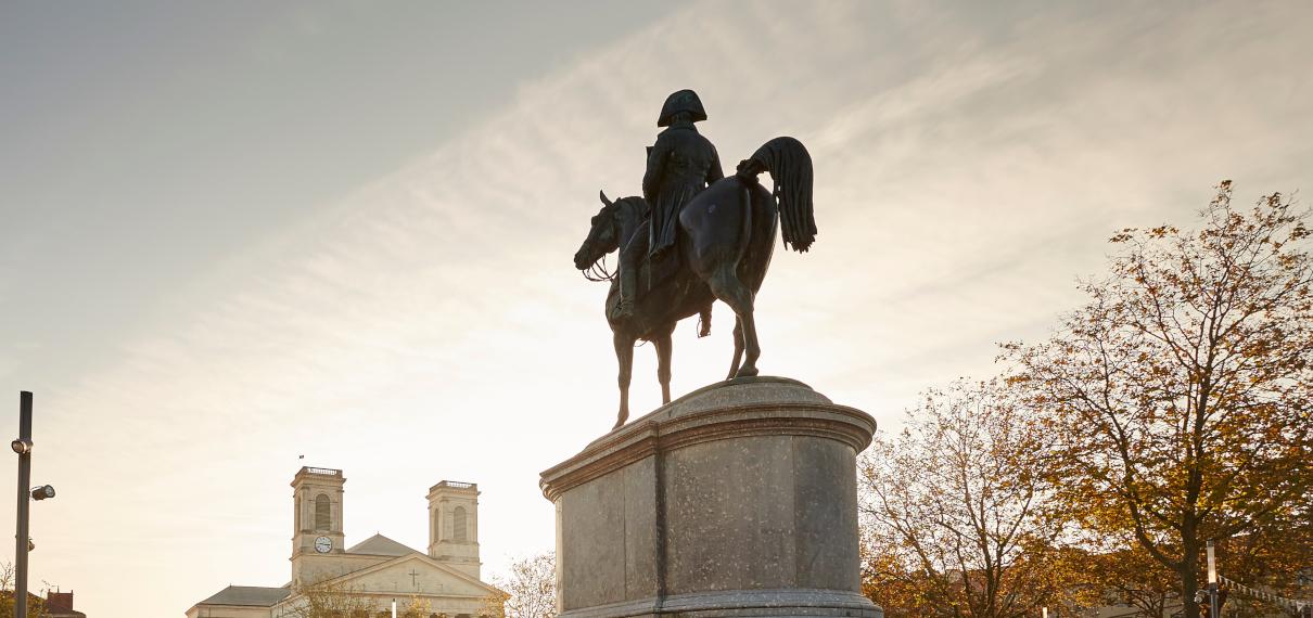 Statue de Napoléon sur la Place Napoléon