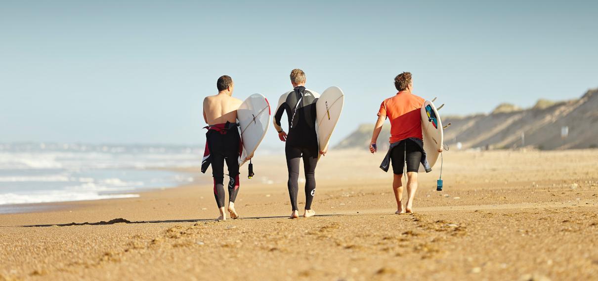 Surfeurs sur une plage de Vendée
