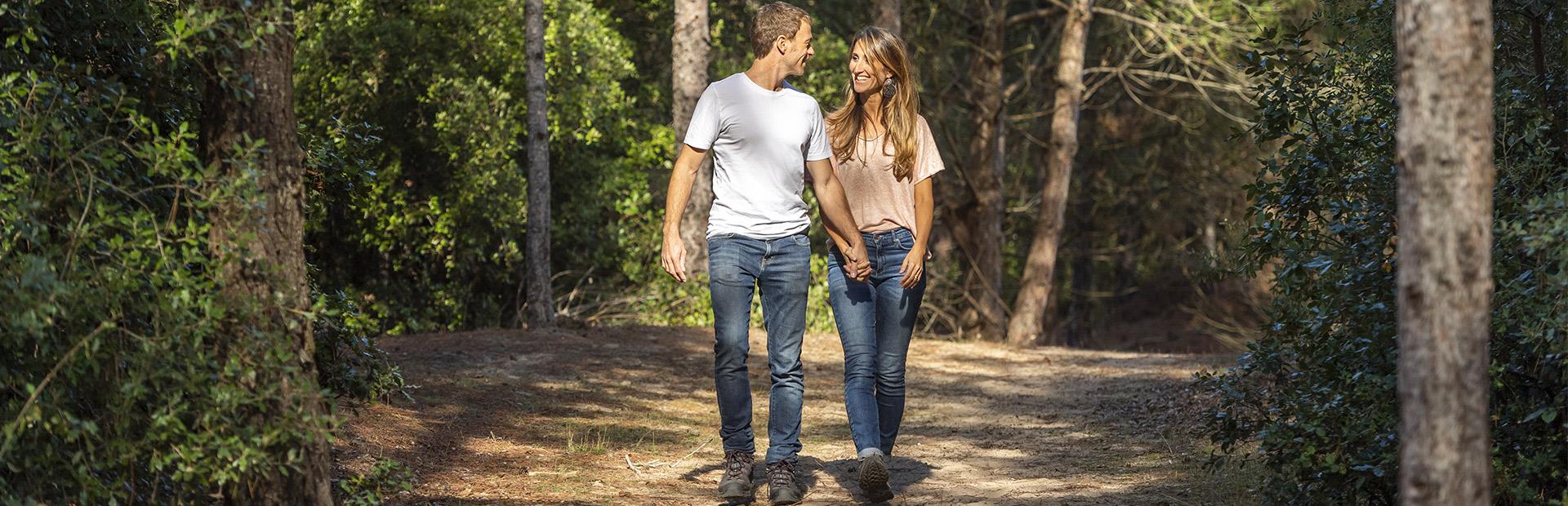 Couple dans le forêt de Notre dame de Monts Couple dans le forêt de Notre dame de Monts