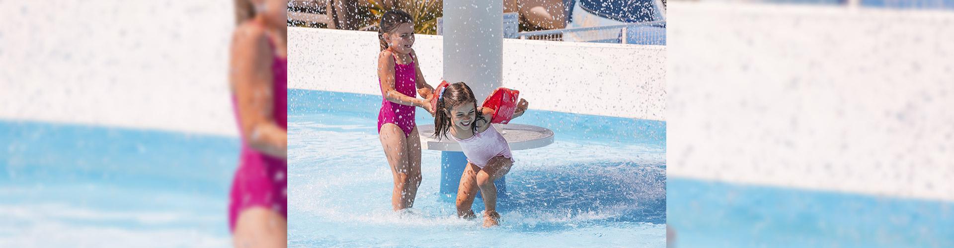 Enfants jouant dans la piscine du parc des dunes à Brem sur Mer