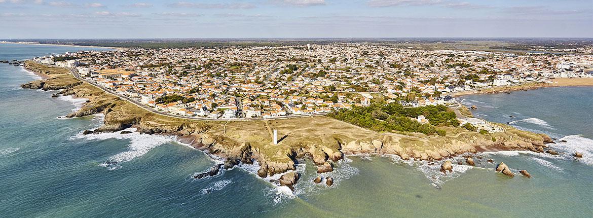 Aerienne d'une ville vendéenne sur le littoral Aerienne d'une ville vendéenne sur le littoral