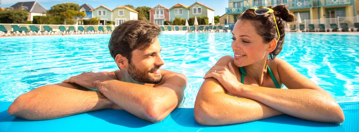 Couple dans une piscine 