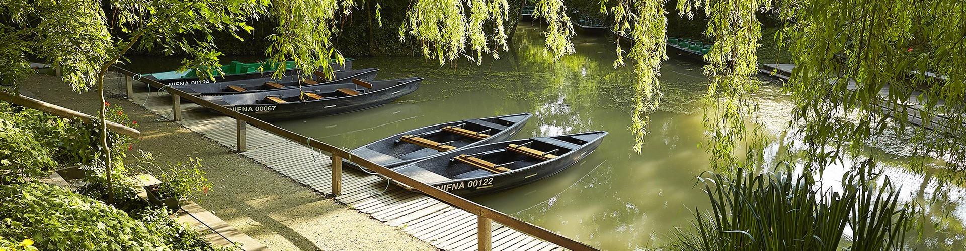 Embarcadère dans le marais poitevin à Maillezais Embarcadère dans le marais poitevin à Maillezais