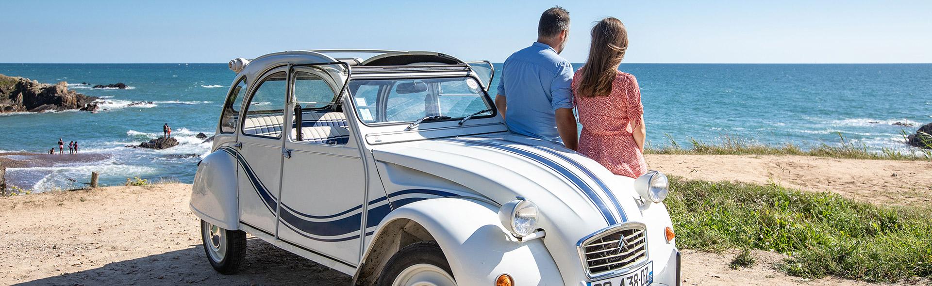 Couple en 2CV aux Sables d'Olonne