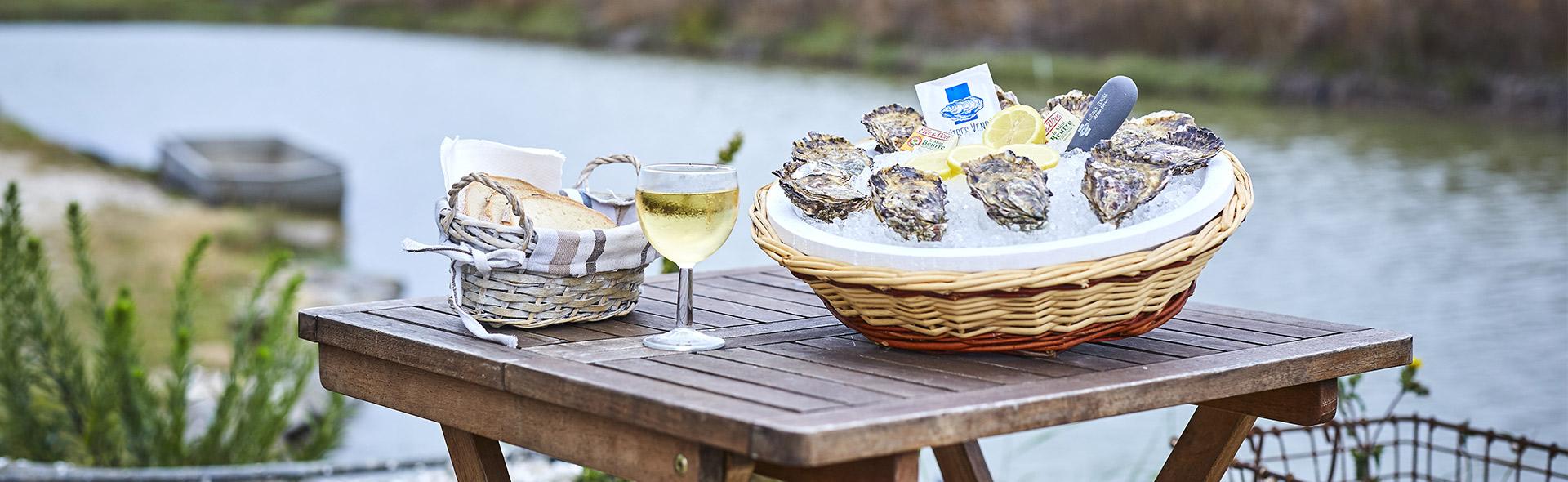 Huîtres et un verre de vin Huîtres et un verre de vin