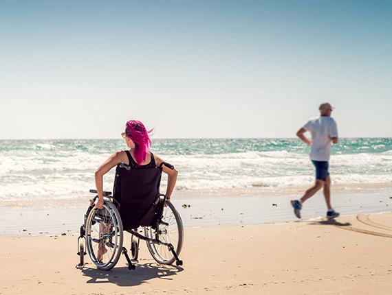 Fauteuil roulant sur la plage