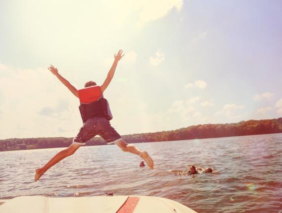 Saut dans un lac