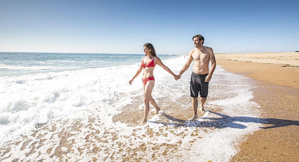 Couple sur la plage aux Sables d'Olonne Couple sur la plage aux Sables d'Olonne