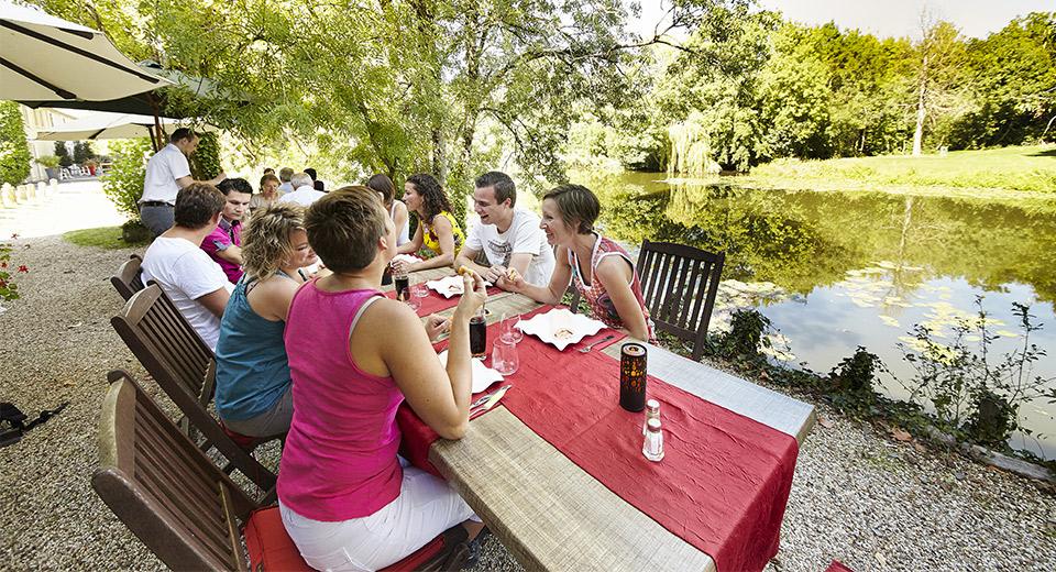 Table à l'Auberge de la Rivière à Velluire Table à l'Auberge de la Rivière à Velluire